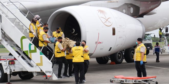 Proses evakuasi satu jemaah haji kloter 4 untuk dirujuk ke rumah sakit saat tiba di Bandara SMB II Palembang, Selasa (11/7/2023). Foto : Sumselheadline/pitria