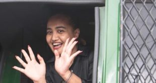 Lina, tersangka penista agama, saat dimasukkan dalam mobil tahanan. Foto : Sumselheadline/Ela