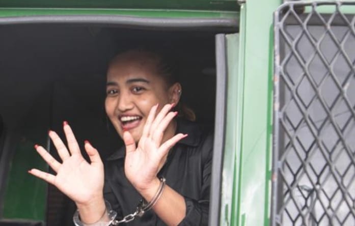 Lina, tersangka penista agama, saat dimasukkan dalam mobil tahanan. Foto : Sumselheadline/Ela