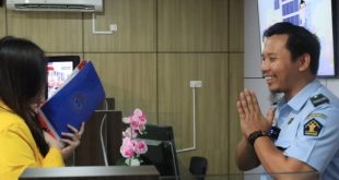 Pegawai Kemenkumham yang melayani warga dengan program pencetakan sertifikat apostille. Foto : Dok Kemenkumham Sumsel.