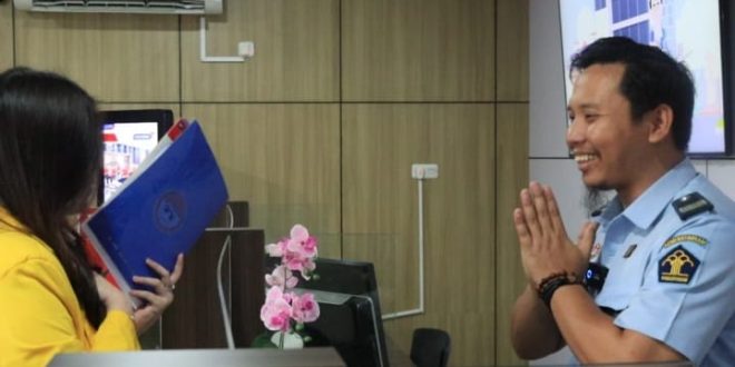 Pegawai Kemenkumham yang melayani warga dengan program pencetakan sertifikat apostille. Foto : Dok Kemenkumham Sumsel.