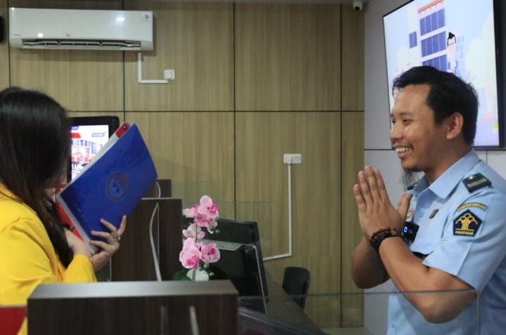 Pegawai Kemenkumham yang melayani warga dengan program pencetakan sertifikat apostille. Foto : Dok Kemenkumham Sumsel.