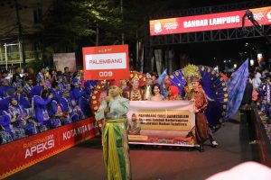 Walikota Harnojoyo dan istri ikut tampil pada karnaval budaya di Makasar, Sulsel, Rabu (12/7/2023) malam. Foto : Kominfo Palembang