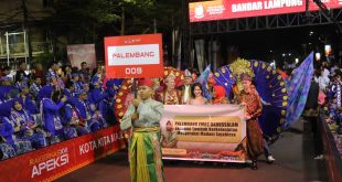 Walikota Harnojoyo dan istri ikut tampil pada karnaval budaya di Makasar, Sulsel, Rabu (12/7/2023) malam. Foto : Kominfo Palembang