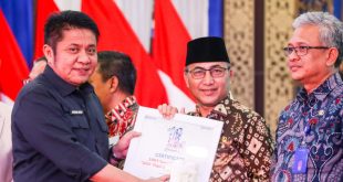 Pj Bupati Muba, Apriyadi menerima sertikat 1001 inovasi energi baru untuk negeri, Kamis (3/7/2023). Foto : Dinkominfo Muba