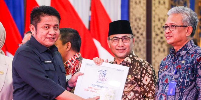 Pj Bupati Muba, Apriyadi menerima sertikat 1001 inovasi energi baru untuk negeri, Kamis (3/7/2023). Foto : Dinkominfo Muba