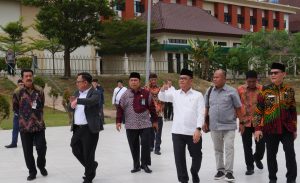 Anggota Komisi V DPR RI melihat sejumlah fasilitas pendukung di Asrama Haji Palembang, Jumat (14/7/2023). Foto : Sumselheadline/pitria