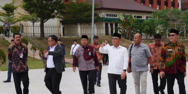 Anggota Komisi V DPR RI melihat sejumlah fasilitas pendukung di Asrama Haji Palembang, Jumat (14/7/2023). Foto : Sumselheadline/pitria