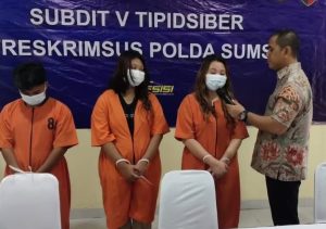 Tiga pelaku yang menyebarkan dan mempromosikan situs judi online ditangkap aparat Polda Sumsel, Jumat (15/7/2023). Foto : Sumselheadline/Ela