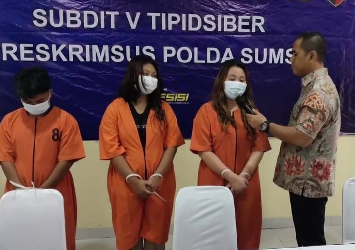 Tiga pelaku yang menyebarkan dan mempromosikan situs judi online ditangkap aparat Polda Sumsel, Jumat (15/7/2023). Foto : Sumselheadline/Ela