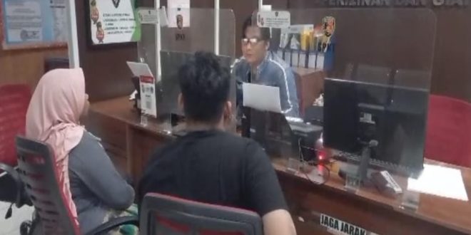 Maria melapor ke Polrestabes Palembang, karena dipukul suaminya, Jumat (14/7/2023). Foto : Sumselheadline/Ela