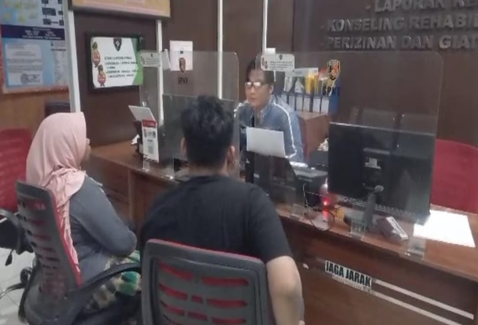 Maria melapor ke Polrestabes Palembang, karena dipukul suaminya, Jumat (14/7/2023). Foto : Sumselheadline/Ela