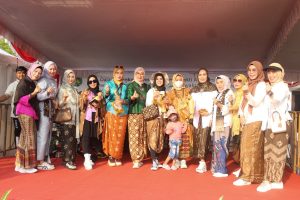 Para ibu-ibu kompak menggunakan kebaya dari gambo di HUT Adhyaksa Kejari Sekayu, Jumat (14/7/2023). Foto : Dinkominfo Muba