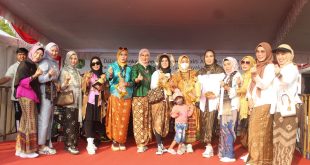 Para ibu-ibu kompak menggunakan kebaya dari gambo di HUT Adhyaksa Kejari Sekayu, Jumat (14/7/2023). Foto : Dinkominfo Muba