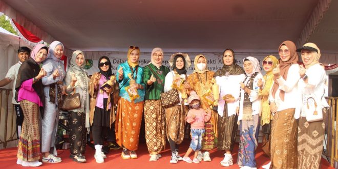 Para ibu-ibu kompak menggunakan kebaya dari gambo di HUT Adhyaksa Kejari Sekayu, Jumat (14/7/2023). Foto : Dinkominfo Muba