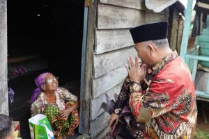 Pj Bupati Muba, Apriyadi mengunjungi warga prasejahtera di Desa Seratus Delapan, Babat Supat, Minggu (16/7/2013). Foto : Dinkominfo Muba.