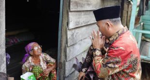 Pj Bupati Muba, Apriyadi mengunjungi warga prasejahtera di Desa Seratus Delapan, Babat Supat, Minggu (16/7/2013). Foto : Dinkominfo Muba.