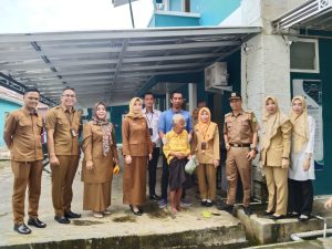Tim PSC 19 Dinkes Muba mengevakuasi nenek yang menderita dimensia, Selasa (18/7/2023). Foto : Dinkominfo Muba