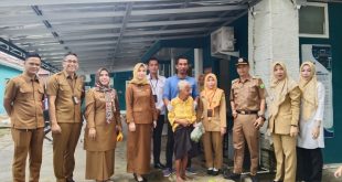 Tim PSC 19 Dinkes Muba mengevakuasi nenek yang menderita dimensia, Selasa (18/7/2023). Foto : Dinkominfo Muba