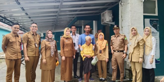 Tim PSC 19 Dinkes Muba mengevakuasi nenek yang menderita dimensia, Selasa (18/7/2023). Foto : Dinkominfo Muba