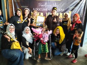Anna Kumari, sang maestro tari, bersama keluarga dan kru film, Selasa (18/7/2023). Foto : Sumselheadline/pitria