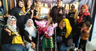 Anna Kumari, sang maestro tari, bersama keluarga dan kru film, Selasa (18/7/2023). Foto : Sumselheadline/pitria