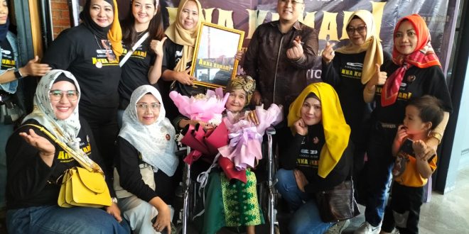 Anna Kumari, sang maestro tari, bersama keluarga dan kru film, Selasa (18/7/2023). Foto : Sumselheadline/pitria