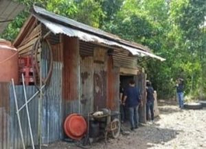 Polisi bongkar gudang penyimpanan bbm ilegal di Desa Durian Daun, Banyuasin, Rabu (19/7/2023). Foto : Sumselheadline/Ela