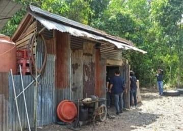 Polisi bongkar gudang penyimpanan bbm ilegal di Desa Durian Daun, Banyuasin, Rabu (19/7/2023). Foto : Sumselheadline/Ela