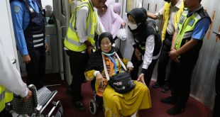 Salah seorang jemaah haji kloter 12 Debarkasi Palembang harus menggunakan kursi roda saat turun dari pesawat di bandara SMB 2, Kamis (20/7/2023). Foto : Sumselheadline/pitria
