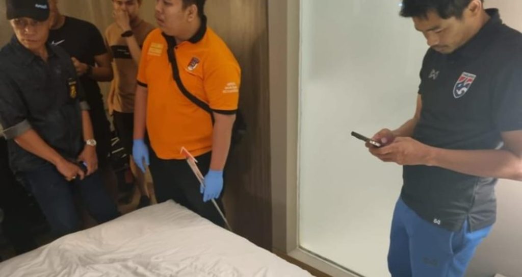 Asisten pelatih sepakbola wanita Thailand saat melapor ke polisi. Foto : Dok polisi