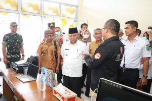 Pj Bupati Muba, H Apriyadi didampingi Kepala Dinas Kesehatan dr Azmi Dariusmansyah MARS saat peninjauan puskesmas dan Pustu beberapa waktu yang lalu. Foto : Dinkominfo Muba