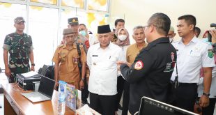 Pj Bupati Muba, H Apriyadi didampingi Kepala Dinas Kesehatan dr Azmi Dariusmansyah MARS saat peninjauan puskesmas dan Pustu beberapa waktu yang lalu. Foto : Dinkominfo Muba