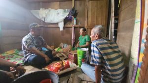 Ardiansyah, Kadis Sosial mewakili Pj Bupati Muba Apriyadi, membagikan sembako program pengentasan kemiskinan ekstrim di Kayuara, Minggu (23/7/202). Foto : Dinkominfo Muba