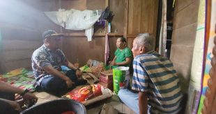Ardiansyah, Kadis Sosial mewakili Pj Bupati Muba Apriyadi, membagikan sembako program pengentasan kemiskinan ekstrim di Kayuara, Minggu (23/7/202). Foto : Dinkominfo Muba