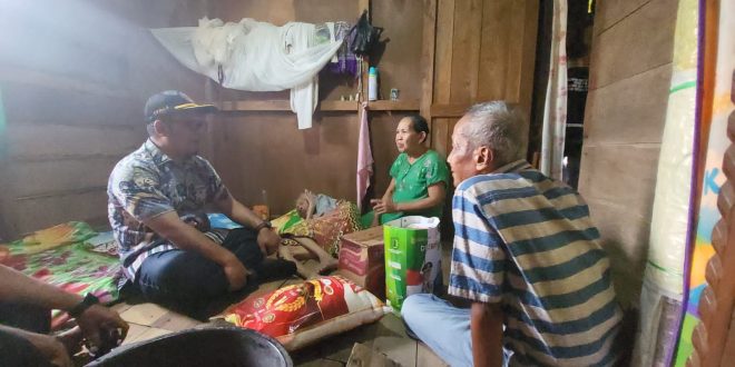 Ardiansyah, Kadis Sosial mewakili Pj Bupati Muba Apriyadi, membagikan sembako program pengentasan kemiskinan ekstrim di Kayuara, Minggu (23/7/202). Foto : Dinkominfo Muba