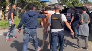 Salah satu pelaku penyerangan anggota Polsek Ulu Musi, dibekuk tim Polda Sumsel dan Polres Empat Lawang, Sabtu (22/7/2023). Foto : Sumselheadline/Ela