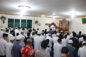 Masyarakat Palembang saat melaksanakan shalat subuh berjamaah di salah satu masjid, Senin (24/7/2024). Foto : Sumselheadline/Pitria