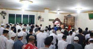 Masyarakat Palembang saat melaksanakan shalat subuh berjamaah di salah satu masjid, Senin (24/7/2024). Foto : Sumselheadline/Pitria