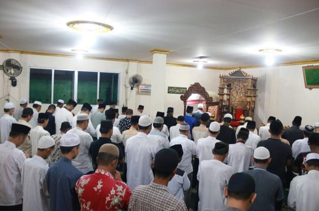 Masyarakat Palembang saat melaksanakan shalat subuh berjamaah di salah satu masjid, Senin (24/7/2024). Foto : Sumselheadline/Pitria