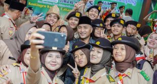 Pj Bupati Muba, Apriyadi bersama para anggota dan pembina pramuka yang dilepas untuk ikut jambore pramuka dunia di Korea Selatan, Kamis (27/7/2023). Foto ; Dinkominfo Muba