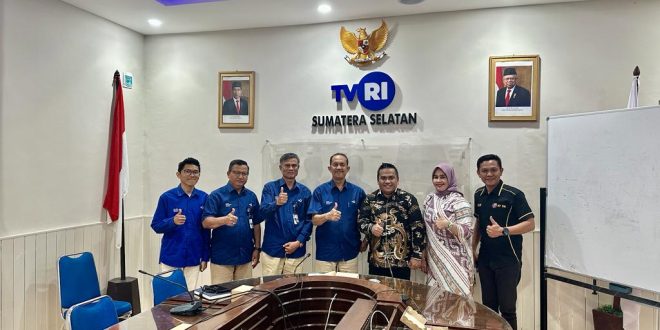 Kadis Kominfo Muba, Haryandi Sinulingga saat bertemu managemen LPP TVRI Sumsel, Jumat (28/7/2023). Foto; Dinkominfo Muba