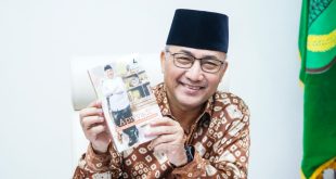 Apriyadi menunjukkan buku biografinya "Dari Kepala Desa ke Kursi Pj Bupati Muba"