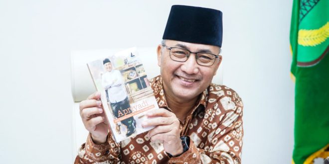 Apriyadi menunjukkan buku biografinya "Dari Kepala Desa ke Kursi Pj Bupati Muba"