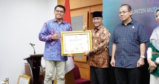 Pj Bupati Muba, Apriyadi menerima penghargaan dari BP Jamsostek atas inisiatif dan dukungannya bagi jaminan sosial masyarakat miskin ekstrim di Muba, Sabtu (29/7/2023). Foto : Dinkominfo Muba