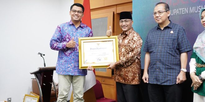 Pj Bupati Muba, Apriyadi menerima penghargaan dari BP Jamsostek atas inisiatif dan dukungannya bagi jaminan sosial masyarakat miskin ekstrim di Muba, Sabtu (29/7/2023). Foto : Dinkominfo Muba