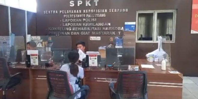 Megi melapor ke Polrestabes Palembang karena dipukul suami, Sabtu (29/7/2023). Foto : Sumselheadline/Ela
