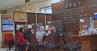 Hartati melapor ke polisi karena anaknya dipukul tetangga, Sabtu (29/7/2023). Foto : Sumselheadline/Ela