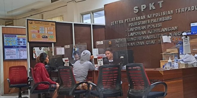 Hartati melapor ke polisi karena anaknya dipukul tetangga, Sabtu (29/7/2023). Foto : Sumselheadline/Ela