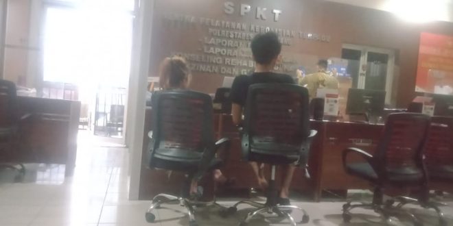 RA, remaja yang nyaris diperkosa kakak ipar, melapor ke Polrestabes Palembang, Minggu (30/7/2023). Foto : Sumselheadline/Ela